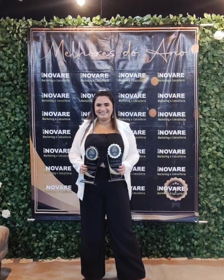 Iris Reis com os troféus Melhores do Ano